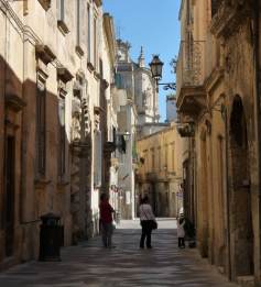 A Lecce street on a Sunday afternoon